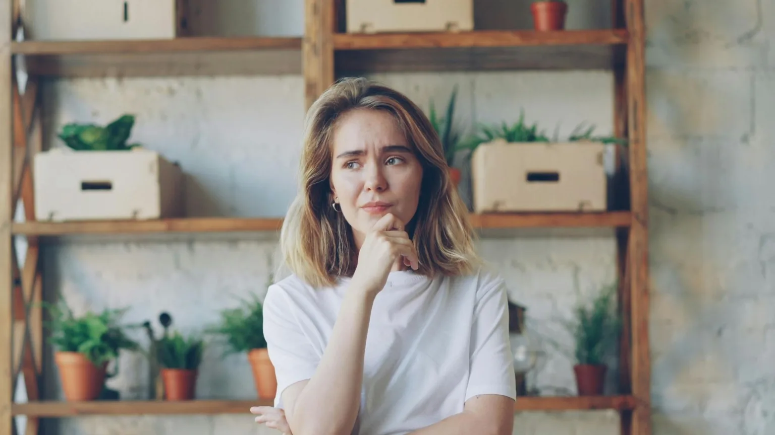 mulher pensativa refletindo sobre terapia e saúde mental