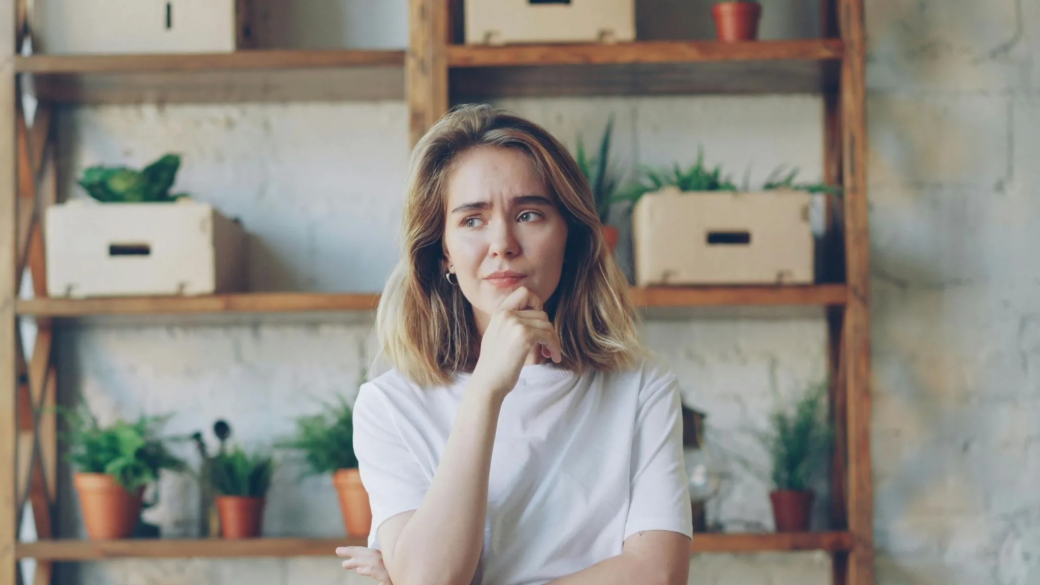mulher pensativa refletindo sobre terapia e saúde mental